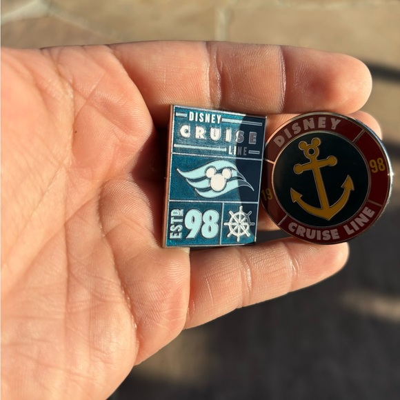 Disney cruise pins - Picture 2 of 3
